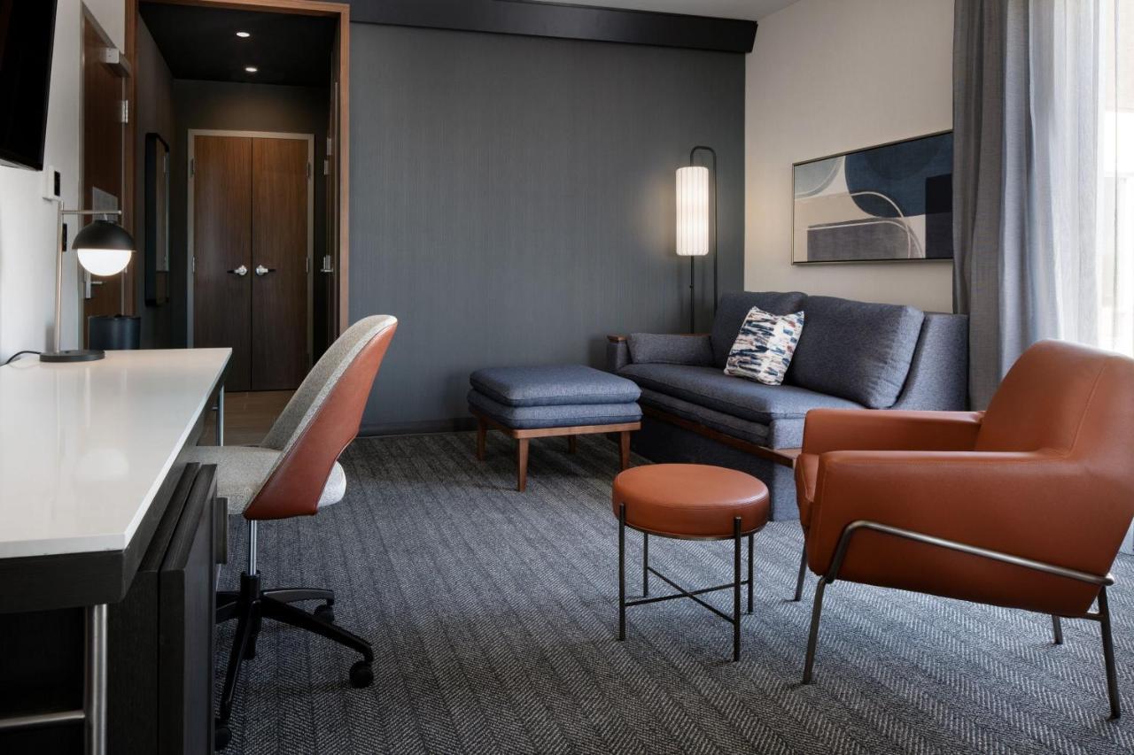 Courtyard By Marriott Fresno