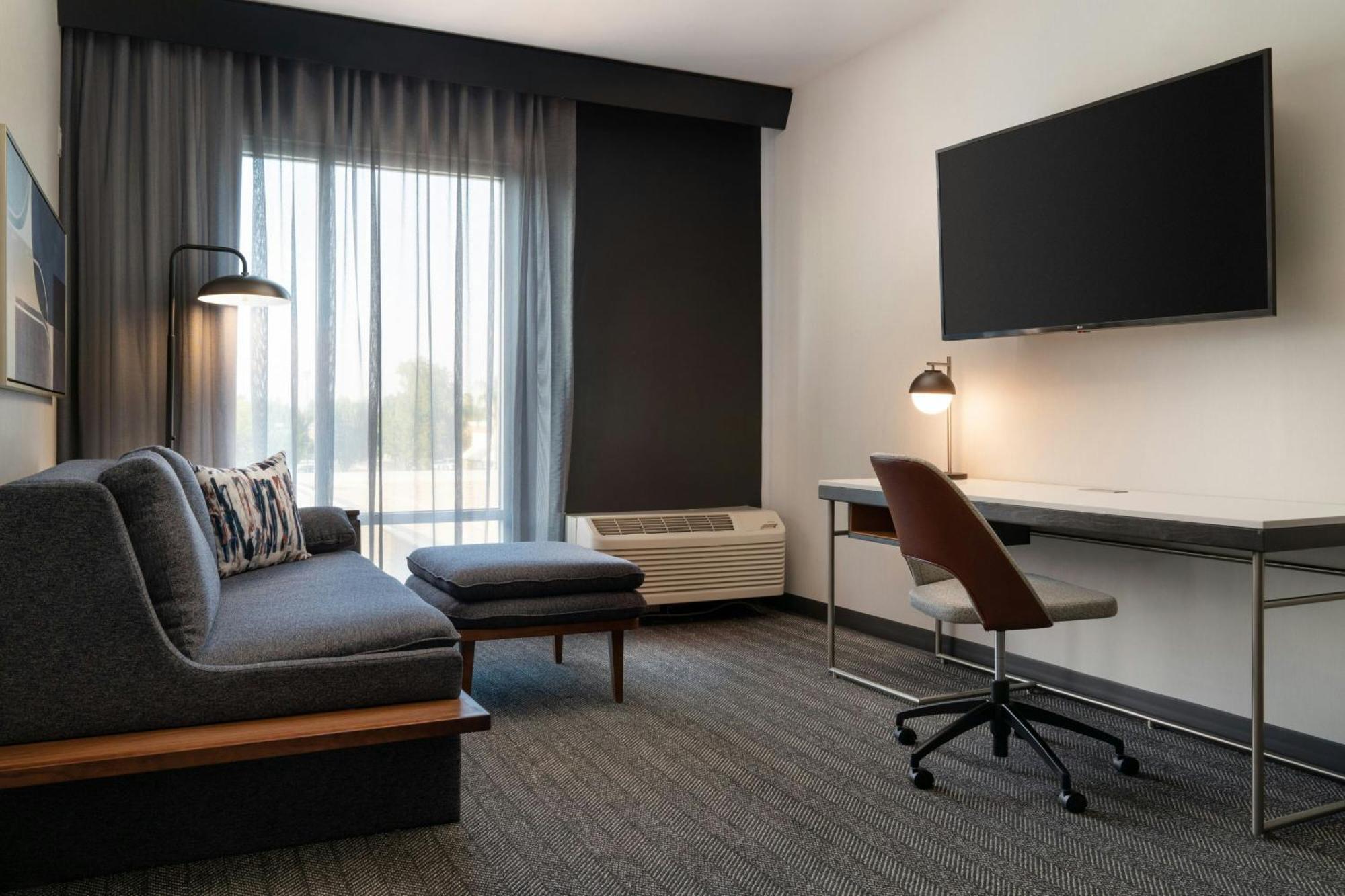 Courtyard By Marriott Fresno 3*
