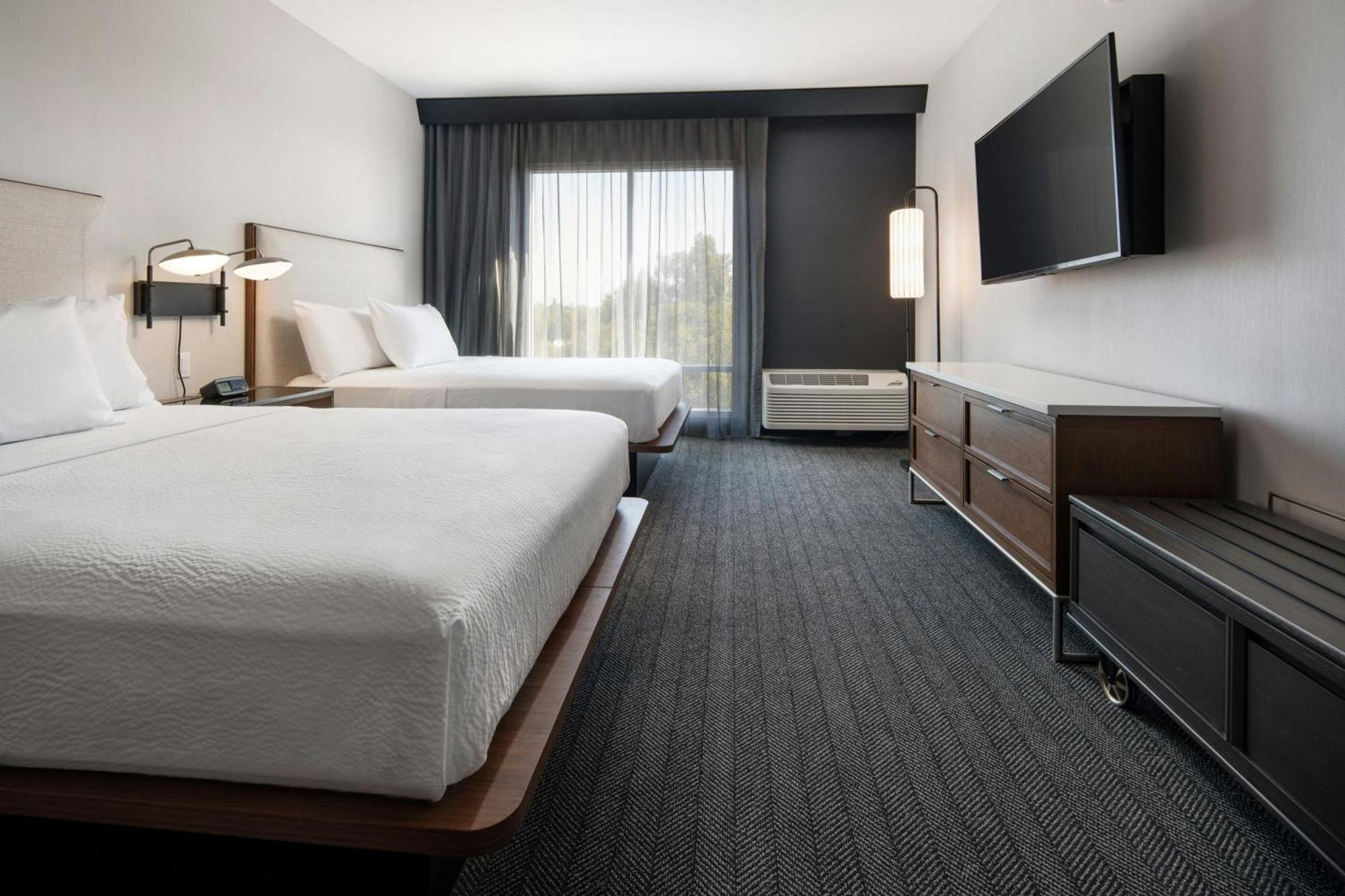 Courtyard By Marriott Fresno