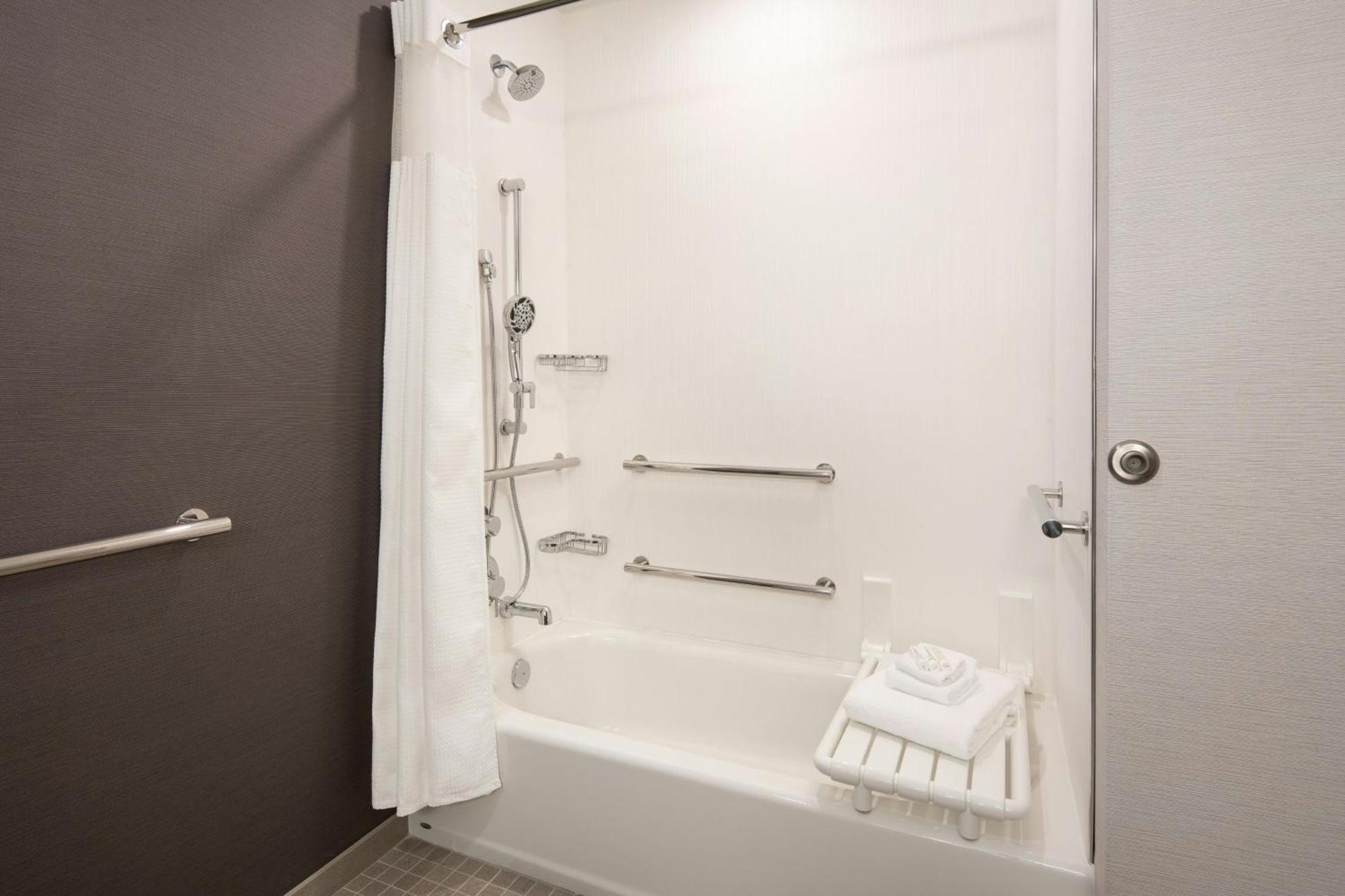 Courtyard By Marriott Fresno 3*