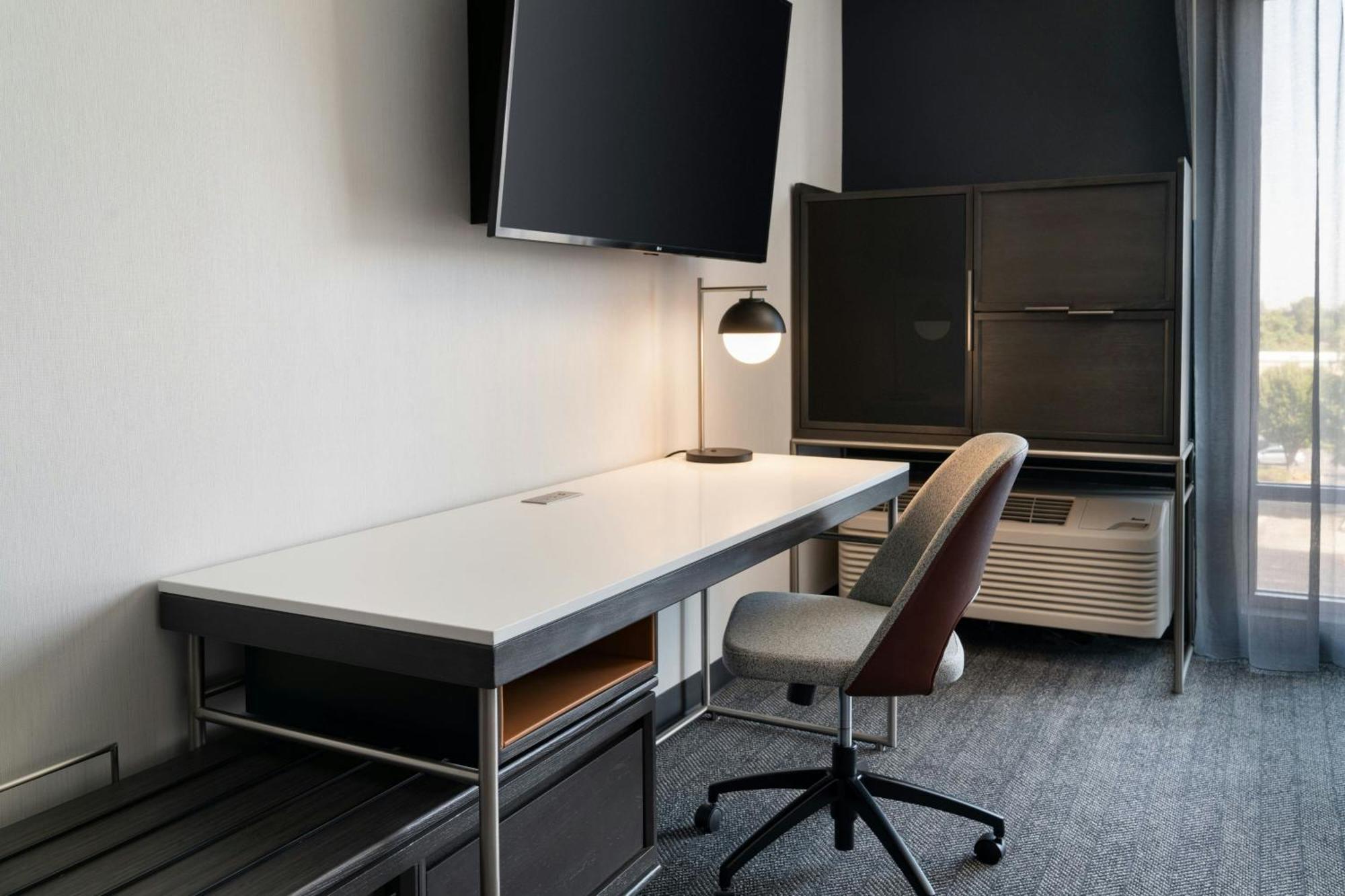 Courtyard By Marriott Fresno Hotel