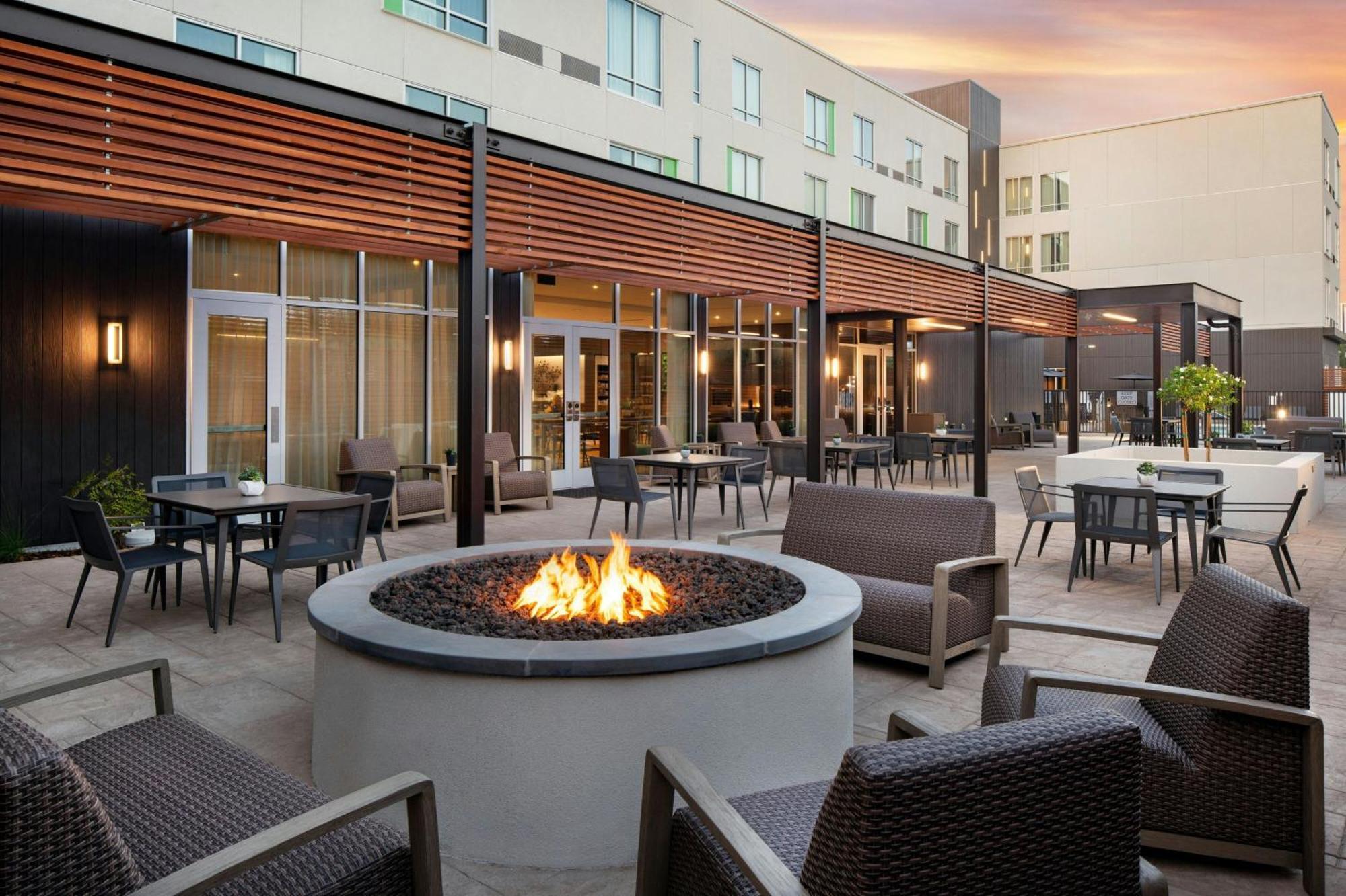 Courtyard By Marriott Fresno Hotel Clovis