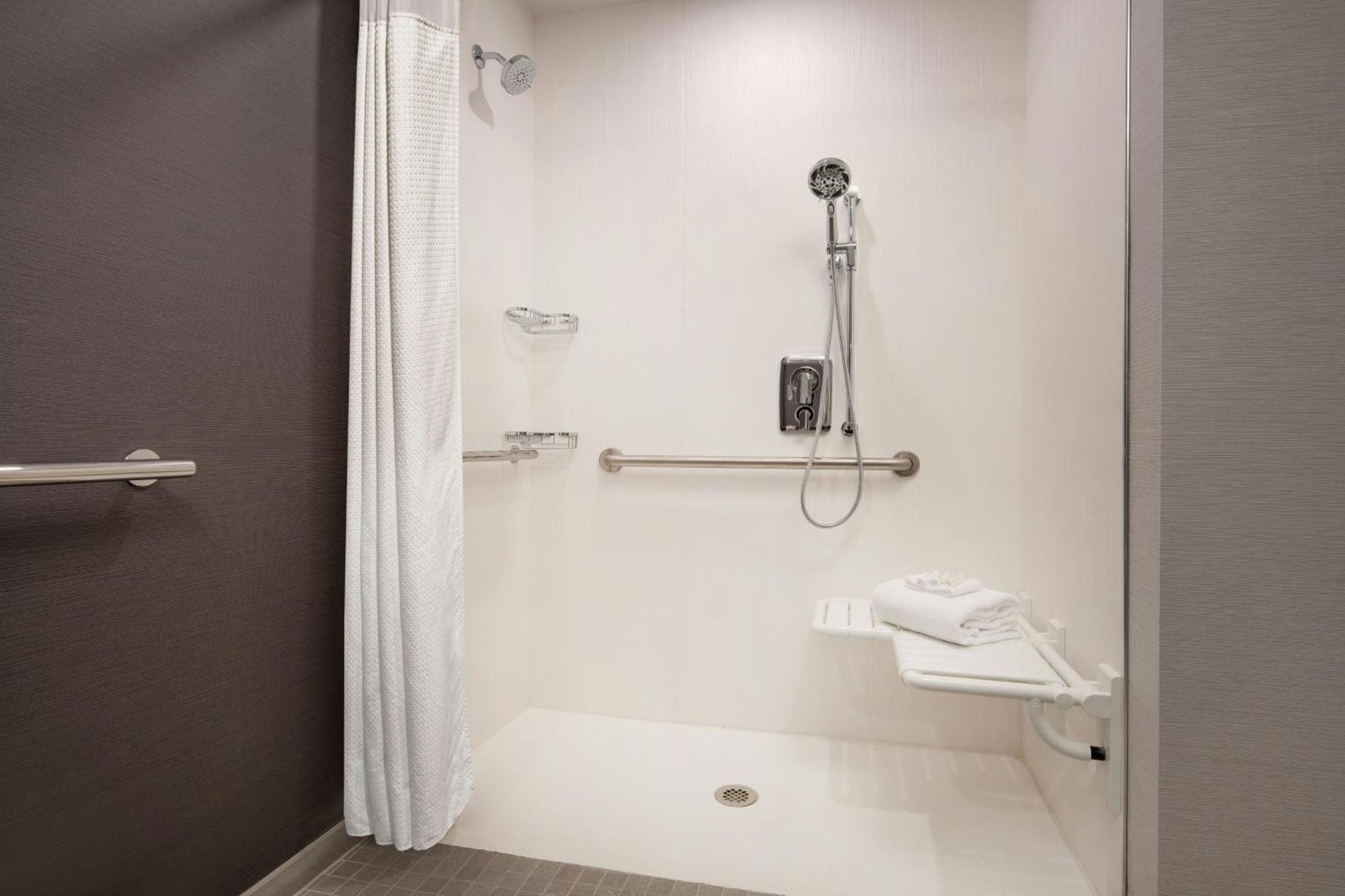 Courtyard By Marriott Fresno Hotel 3*